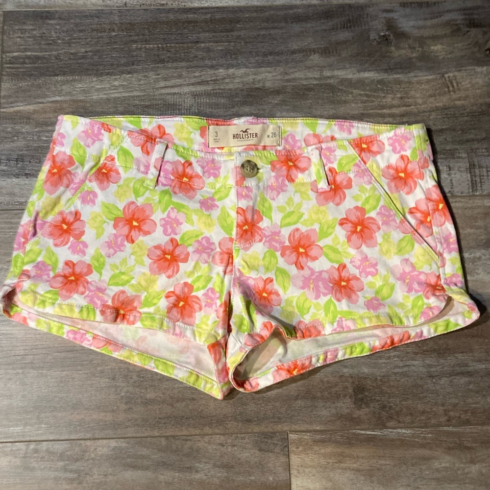 Vintage Y2K low-rise Hollister shorts, size 3
15” waist